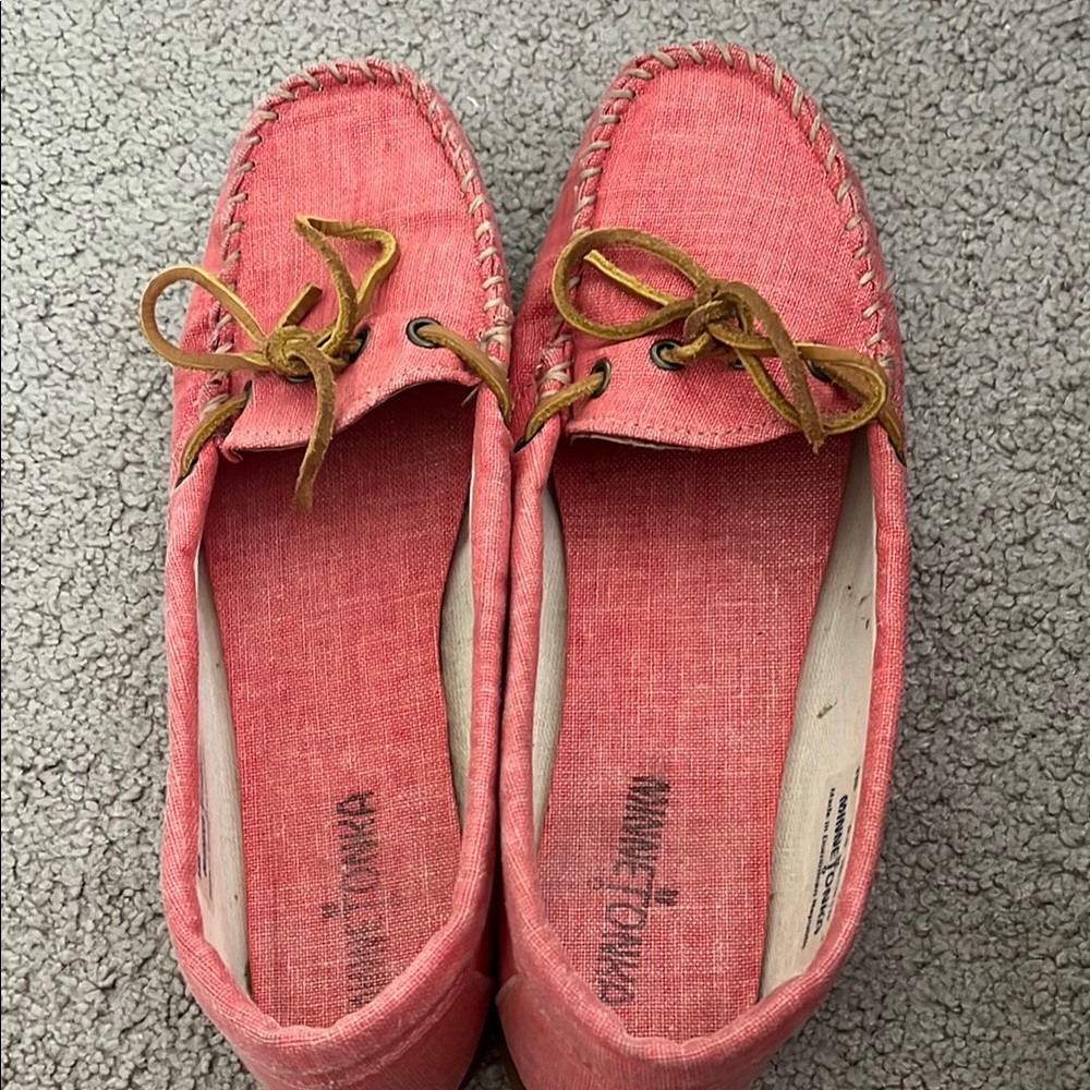Minnetonka flats hardly worn, like new!